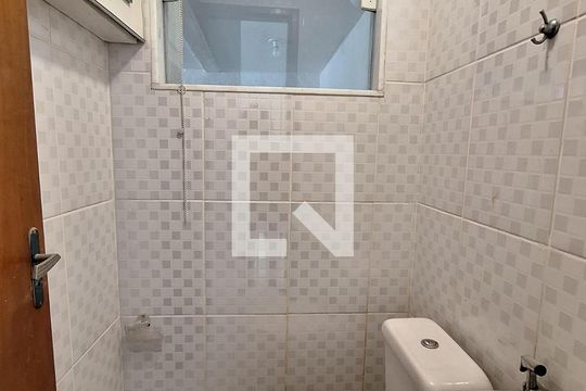 Banheiro de casa para alugar com 2 quartos, 95m² em Jardim Primavera, Duque de Caxias
