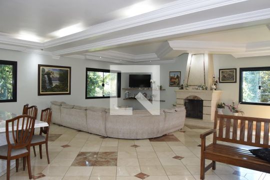 Casa para alugar com 6 quartos, 800m² em Chácaras Uirapuru, Embu das Artes