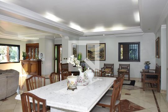 Casa para alugar com 6 quartos, 800m² em Chácaras Uirapuru, Embu das Artes