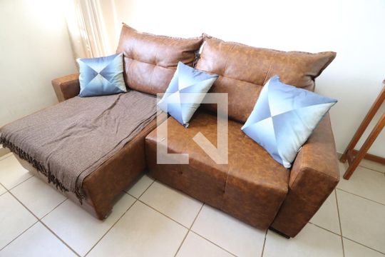 Sala de apartamento para alugar com 2 quartos, 50m² em Presidente Roosevelt, Uberlândia