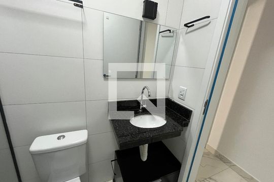 Banheiro de apartamento para alugar com 1 quarto, 30m² em Parque Peruche, São Paulo