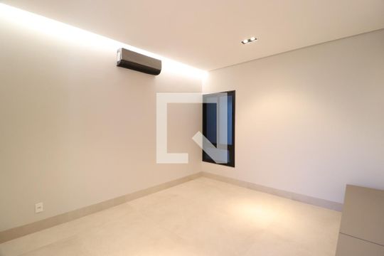 Sala de TV de casa de condomínio para alugar com 4 quartos, 400m² em Jardim das Palmeiras, Uberlândia