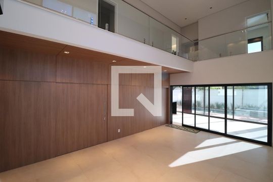 Sala de casa de condomínio para alugar com 4 quartos, 400m² em Jardim das Palmeiras, Uberlândia