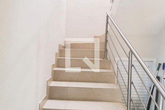 Escada de casa de condomínio à venda com 4 quartos, 570m² em Alphaville Residencial Dois, Barueri