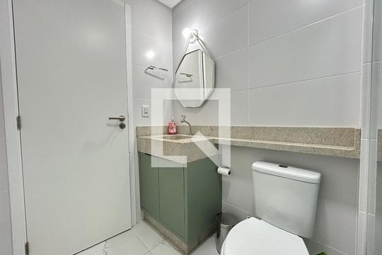 Banheiro de kitnet/studio para alugar com 1 quarto, 36m² em Alto Ribeirão Leste, Florianópolis