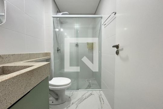 Banheiro de kitnet/studio para alugar com 1 quarto, 36m² em Alto Ribeirão Leste, Florianópolis