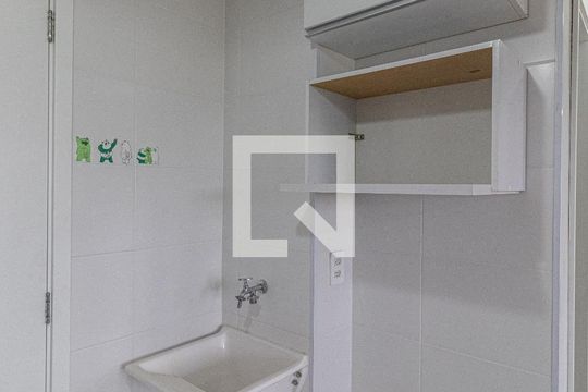 Sala/Cozinha/Área de Serviço de apartamento para alugar com 2 quartos, 32m² em Vila Carmosina, São Paulo