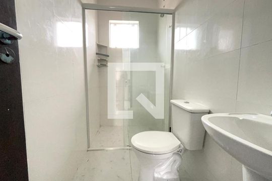 Banheiro de apartamento para alugar com 1 quarto, 35m² em São João do Rio Vermelho, Florianópolis