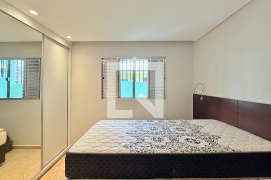 Quarto 1 de casa para alugar com 2 quartos, 70m² em Jardim das Flores, São Paulo
