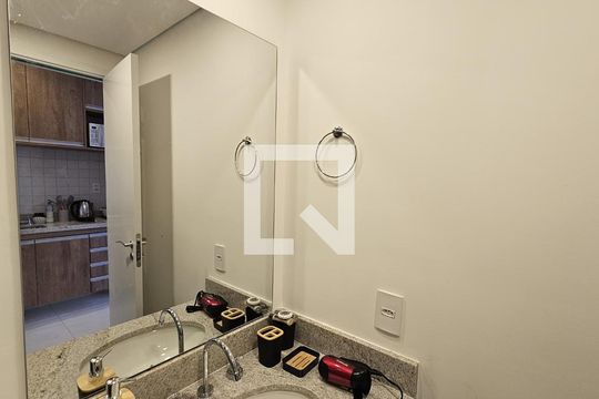 Banheiro de kitnet/studio para alugar com 1 quarto, 24m² em Liberdade, São Paulo