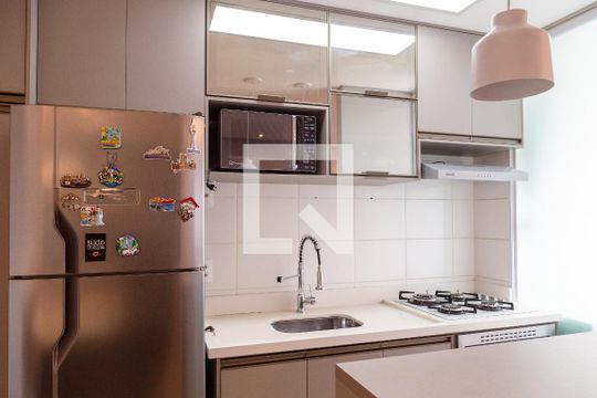 Cozinha  de apartamento à venda com 2 quartos, 42m² em Vila Galvão, Guarulhos