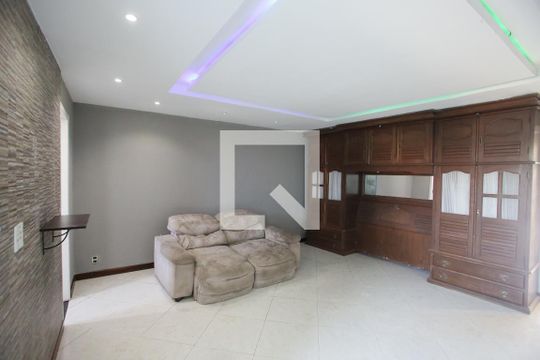Quarto Suíte 1 de casa para alugar com 3 quartos, 200m² em Taquara, Rio de Janeiro