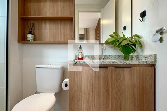 Banheiro de kitnet/studio para alugar com 1 quarto, 28m² em Pinheiros, São Paulo