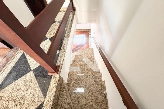 Escada de casa à venda com 3 quartos, 181m² em Jardim Sao Ricardo, São Paulo