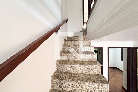 Escada de casa à venda com 3 quartos, 181m² em Jardim Sao Ricardo, São Paulo