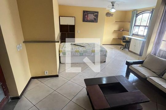 Sala de kitnet/studio para alugar com 1 quarto, 44m² em Rio do Ouro, São Gonçalo