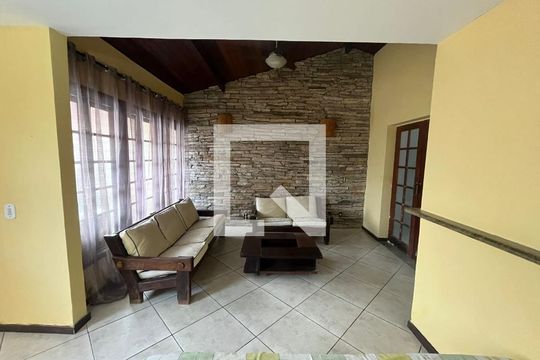 Sala de kitnet/studio para alugar com 1 quarto, 44m² em Rio do Ouro, São Gonçalo