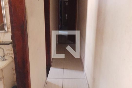 Corredor de casa para alugar com 2 quartos, 137m² em Parque Pinheiros, Taboão da Serra