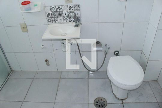 Banheiro de kitnet/studio para alugar com 1 quarto, 27m² em República, São Paulo
