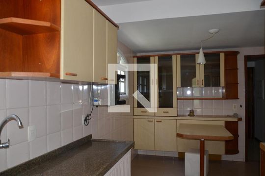Cozinha de casa de condomínio à venda com 4 quartos, 200m² em Pendotiba, Niterói