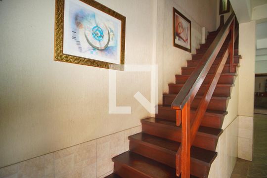 Escada - Acesso Piso 2 de casa à venda com 4 quartos, 240m² em Santa Rosa de Lima, Porto Alegre