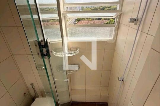 Banheiro de apartamento para alugar com 1 quarto, 40m² em Farroupilha, Porto Alegre