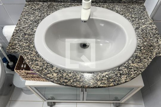 Banheiro de apartamento para alugar com 1 quarto, 55m² em Macuco, Santos