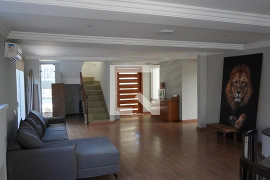 Sala Estar  de casa de condomínio para alugar com 3 quartos, 246m² em Alphaville, Santana de Parnaíba