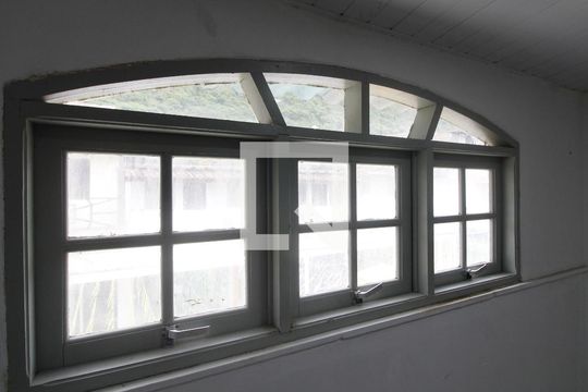 Sala de apartamento para alugar com 3 quartos, 85m² em Gamboa, Cabo Frio