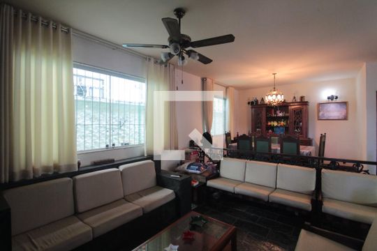 Casa à venda com 3 quartos, 300m² em São José, Belo Horizonte