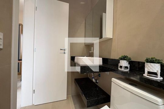 Banheiro de kitnet/studio para alugar com 1 quarto, 28m² em Forquilhinhas, São José