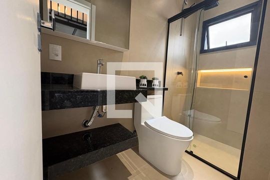 Banheiro de kitnet/studio para alugar com 1 quarto, 28m² em Forquilhinhas, São José