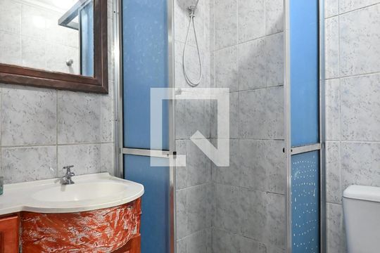 Banheiro de casa para alugar com 1 quarto, 30m² em Jardim Maria Virginia, São Paulo