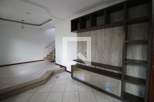 Sala de casa para alugar com 4 quartos, 250m² em Tanque, Rio de Janeiro