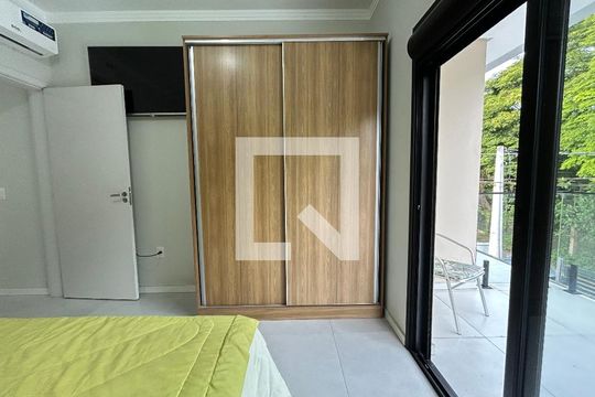 Suíte  de casa para alugar com 3 quartos, 100m² em Campeche Central, Florianópolis