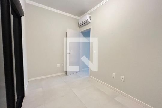 Quarto 1 de casa para alugar com 3 quartos, 100m² em Campeche Central, Florianópolis