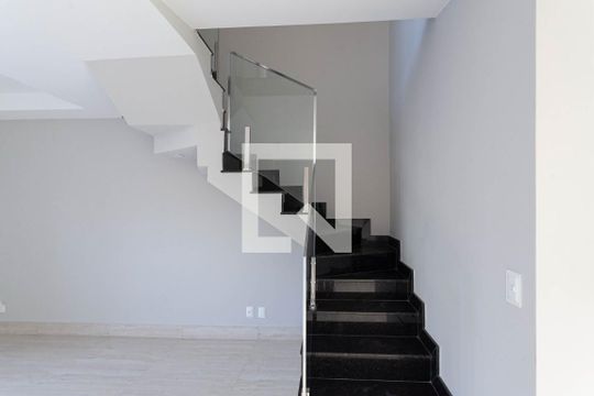 Escada de casa para alugar com 3 quartos, 174m² em Planalto, Belo Horizonte