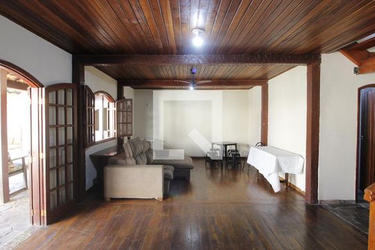 Casa para alugar com 5 quartos, 400m² em Palmeiras, Cabo Frio