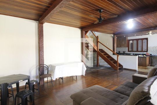 Casa para alugar com 5 quartos, 400m² em Palmeiras, Cabo Frio
