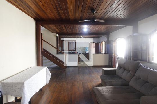 Casa para alugar com 5 quartos, 400m² em Palmeiras, Cabo Frio