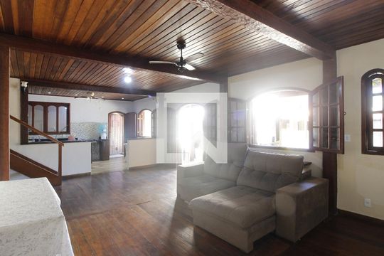 Casa para alugar com 5 quartos, 400m² em Palmeiras, Cabo Frio