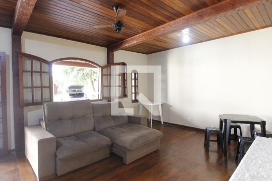 Casa para alugar com 5 quartos, 400m² em Palmeiras, Cabo Frio