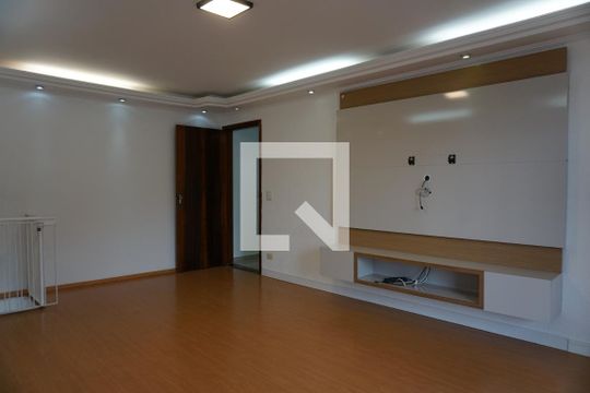 Sala de casa para alugar com 4 quartos, 220m² em Jardim Recanto da Fonte, Embu das Artes