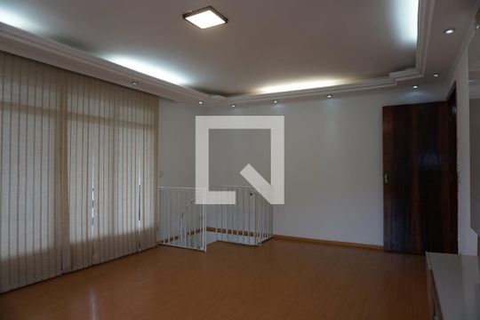 Sala de casa para alugar com 4 quartos, 220m² em Jardim Recanto da Fonte, Embu das Artes