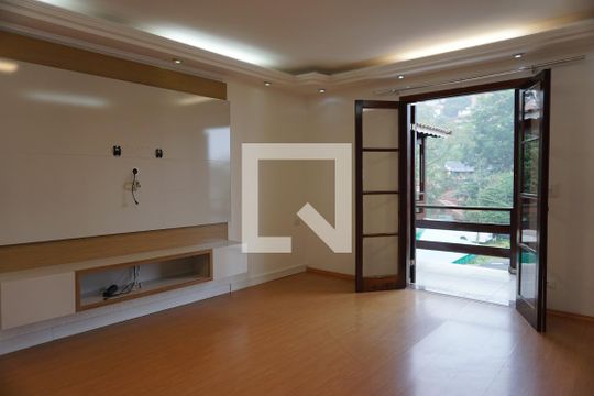 Sala de casa para alugar com 4 quartos, 220m² em Jardim Recanto da Fonte, Embu das Artes