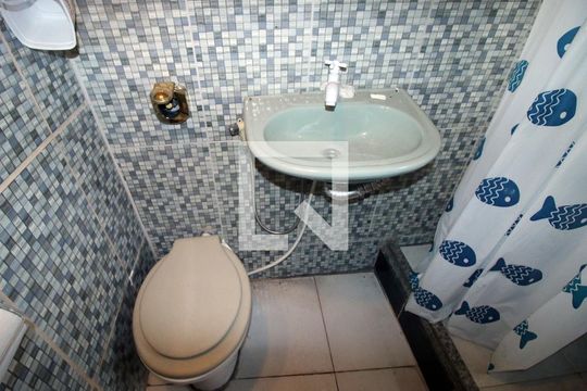 Banheiro de kitnet/studio para alugar com 1 quarto, 20m² em Brás de Pina, Rio de Janeiro