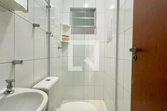 Banheiro de kitnet/studio para alugar com 1 quarto, 28m² em Cerqueira César, São Paulo