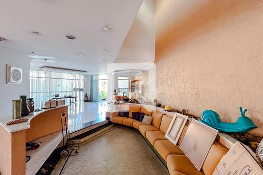 Casa à venda com 5 quartos, 670m² em Vila Carrão, São Paulo