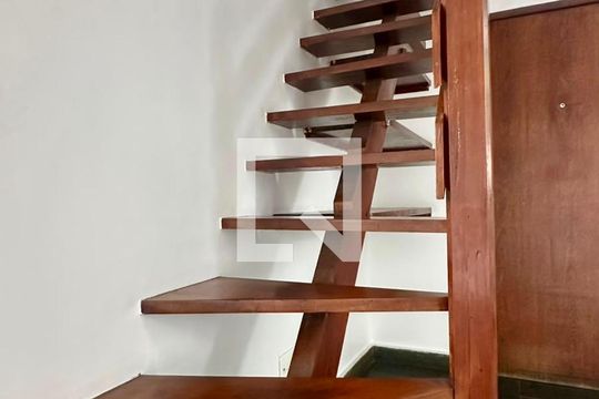 Escadas de apartamento à venda com 3 quartos, 200m² em Santa Lúcia, Belo Horizonte
