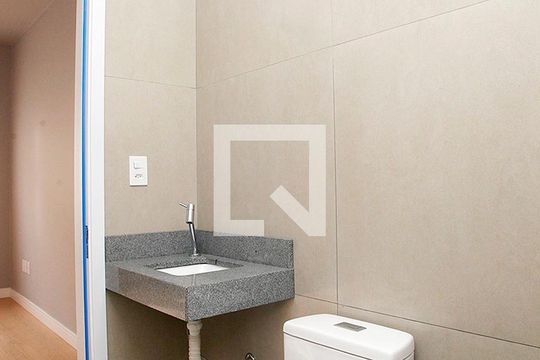 Banheiro de kitnet/studio para alugar com 1 quarto, 24m² em Cidade Baixa, Porto Alegre